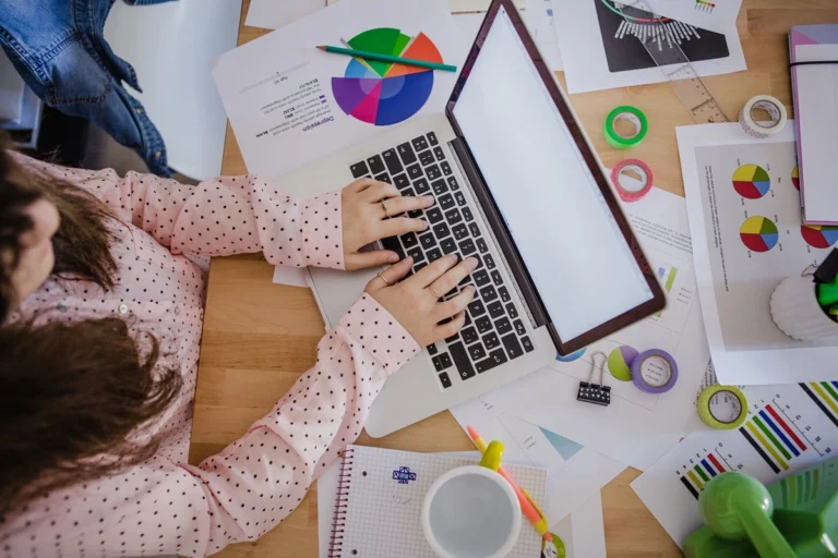 Guía completa sobre cómo trabajar en Marketing Digital. Descubre las habilidades necesarias, los roles más demandados y cómo iniciar tu carrera.